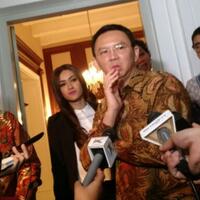 bertemu-selebriti-ahok-emang-enggak-boleh-berteman-dengan-jupe-cs