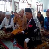 bukti-ketulusan-pengantin-ini-menikah-dengan-mahar-segelas-air-putih