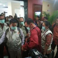 belasan-penyidik-kpk-geledah-kantor-kejati-dki