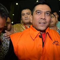 mulai-mewek-topig-menahan-tangis-kala-sebut-adiknya-yang-ketangkep-kpk