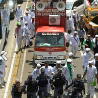 fpi-geruduk-kpk-tuntut-ahok-diadili