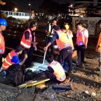 jelang-tengah-malam-krl-anjlok-masih-dievakuasi