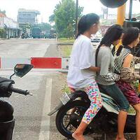 foto-dasar-quotcabe-cabeanquot-kereta-api-mau-melintas-malah-diterabas
