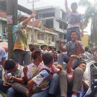 plooonnggg-usai-mengikuti-un-anak2-sma-ini-coret2-baju-dan-merobek-logo-osis