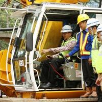 naik-ekskavator-ahok-resmikan-pembangunan-flyover-bundaran-semanggi