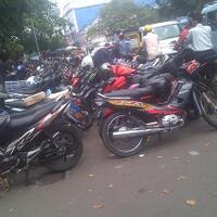 14-kota-di-indonesia-yang-mengoleksi-area-parkir-liar--semrawut