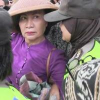 ratna-sarumpaet-menangis-histeris-saat-digiring-polisi-quotaku-sumpahi-sial-itu-ahokquot