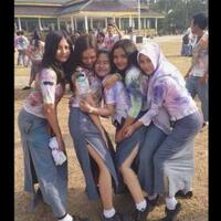rayakan-kelulusan-un-cewek2-smu-ini-coret-coret-baju-dan-robek-rok-seragam