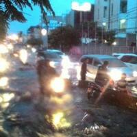 banjir-30-cm-rendam-ruas-jalan-iskandar-muda