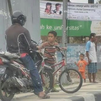bocah-semarang-hebohkan-medsos-karena-berani-cegat-motor-di-trotoar