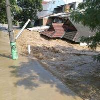 tanggul-sungai-cikeas-jebol-kawasan-jatiasih-banjir-2-meter