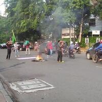 pendemo-bawa-bendera-hmi-bakar-ban-di-jl-diponegoro-dan-setop-transj