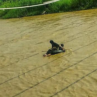 warga-cibuntu-harus-seberangi-sungai-dengan-ban-untuk-pergi-ke-sawah