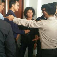 aksi-tolak-pameran-mesin-rokok-mahasiswa-ui-ditangkap-polisi