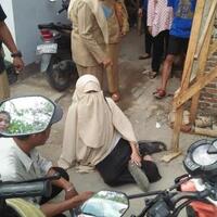 disuruh-buka-cadar-wanita-makassar-ini-menangis-sambil-ngesot