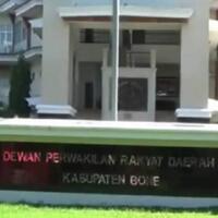 tahun-ini-anggota-dprd-bone-dapat-smartphone-rp18-juta