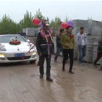 pengantin-ini-dandani-orangtua-jadi-keledai-untuk-tarik-mobil-pernikahan