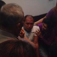 peluk-dan-tangis-haru-untuk-kepulangan-alfian