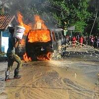 angkot-dan-9-penumpang-terbakar