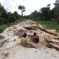 horor-dp---penampakan-jalan-di-bangka-tengah-ditambang-warga-hingga-aspal-tak-tersisa