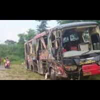 bus-pariwisata-terguling-di-kudus-5-penumpang-tewas