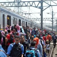 ribuan-calon-penumpang-comuterline-menumpuk-di-stasiun-tanah-abang