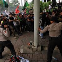 demo-anarkis-hmi-di-kpk-massa-serang-polisi-dan-lempar-batu