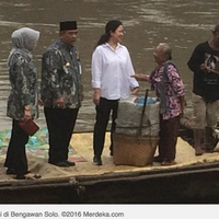 menteri-puan-senang-naik-getek-bengawan-solo