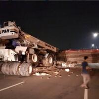 truk-trailer-seruduk-jpo-tol-bsd-ditutup-total