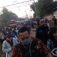 pagi-pagipenumpang-krl-jalan-kaki-ke-stasiun-sudirman
