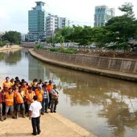 sungai-jakarta-resik-pasukan-oranye-menuai-puji