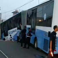 ditabrak-ka-senja-solo-di-mangga-dua-sopir-avanza-dan-transj-luka-luka