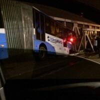 trans-jakarta-krl-dan-avanza-terlibat-kecelakaan-di-mangga-dua