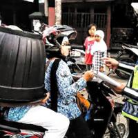 nah-ini-dia-ibu-ini-ditilang-polisi-karena-boncengkan-anaknya-pakai--helm-ember