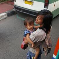 sambil-gendong-anak-pria-ini-mengamen-di-metromini-tujuan-blok-m