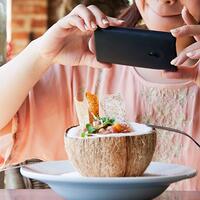 suka-memotret-makanan-kenali-penyebab-dan-bahayanya