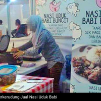 heboh-wanita-berkerudung-jual-nasi-uduk-babi