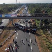 avanza-tubruk-kopaja-di-lenteng-agung