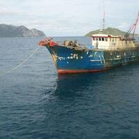 disaksikan-coast-guard-china-kri-oswald-siahaan-tangkap-kapal-nelayan-cina-di-natuna