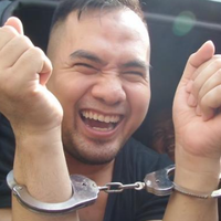 begini-wajah-ceria-bang-ipul-saat-diborgol