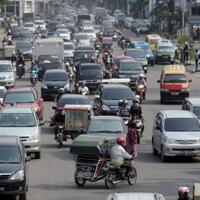 heboh-polisi-tilang-pengendara-motor-karena-pakai-satu-spion-dan-tanpa-plang-razia