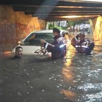 mobil-innova-tenggelam-di-terowongan-viaduk-gubeng-tiga-penumpang-selamat