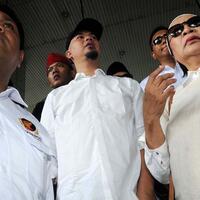 sudah-diusir-kpk-ahmad-dhani-dan-ratna-sarumpaet-balik-lagi-untuk-orasi