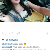 ane-ketawa-baca-comment-nya-ngakak
