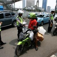 parkir-di-trotoar-192-pengendara-motor-ditilang