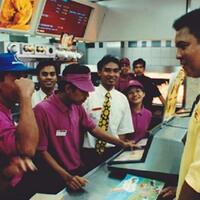 cerita-muhammad-ali-saat-traktir-orang-di-restoran-mcdonald-s-jakarta