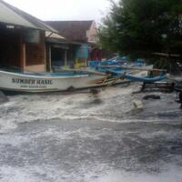 ribuan-orang-mengungsi-setelah-banjir-rob-menerjang