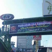 coba-perhatikan-spanduk-ini