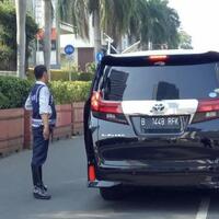 hendak-menjemput-anggota-dpr-alphard-terobos-area-cfd
