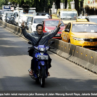 aksi-ngeyel-biker-masuk-jalur-busway-tak-takut-denda-500rb--blokir-stnk